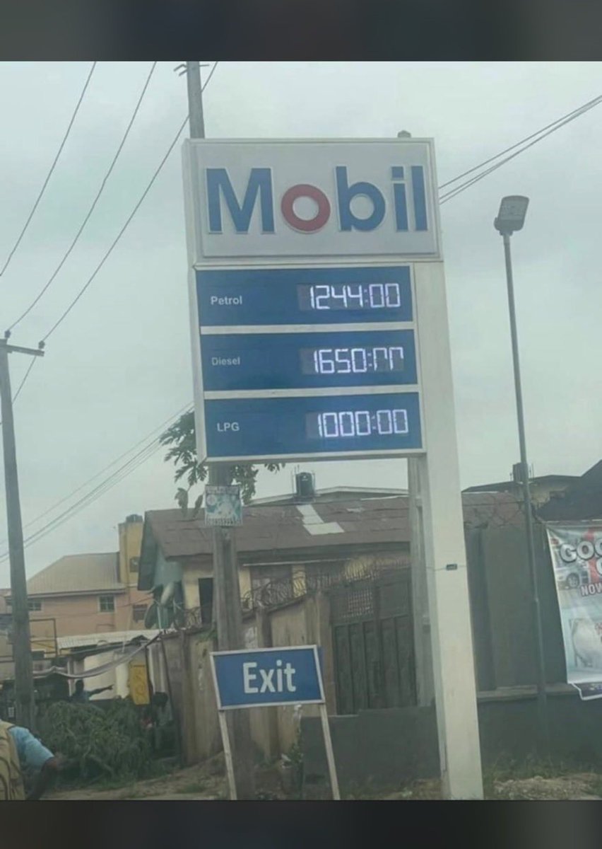 Tisadeko's tweet photo. Na today I know say my landlord get Corolla. 🥸🪒🪒🪒

#FuelPriceIncrease #FuelPriceNigeria #CostOfLivingCrisis #NigeriaHardship #EndBadGovernance #RamadanDay21 https://t.co/qrCI9roDxy