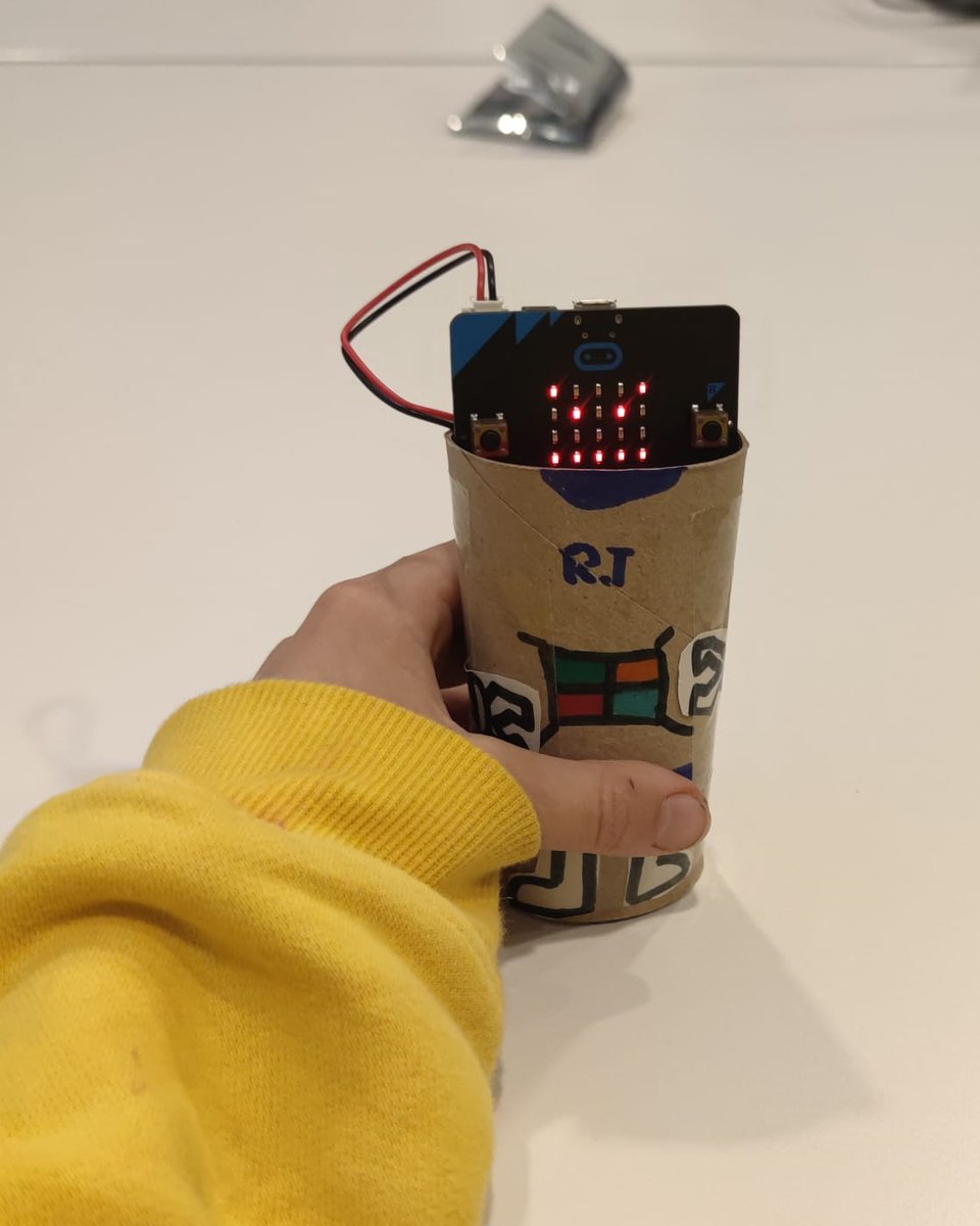 BibEsparreguera's tweet image. Ja hem fet el primer #BiblioLabXBM d'electrònica! 🙌 Al taller els infants han programat la placa microbit perquè mostrés diverses cares segons les ordres que donessin: enfadada, contenta, etc. Després han fet un "cos" perquè semblés un robot.
#Esparreguera #bibliotequesxbm