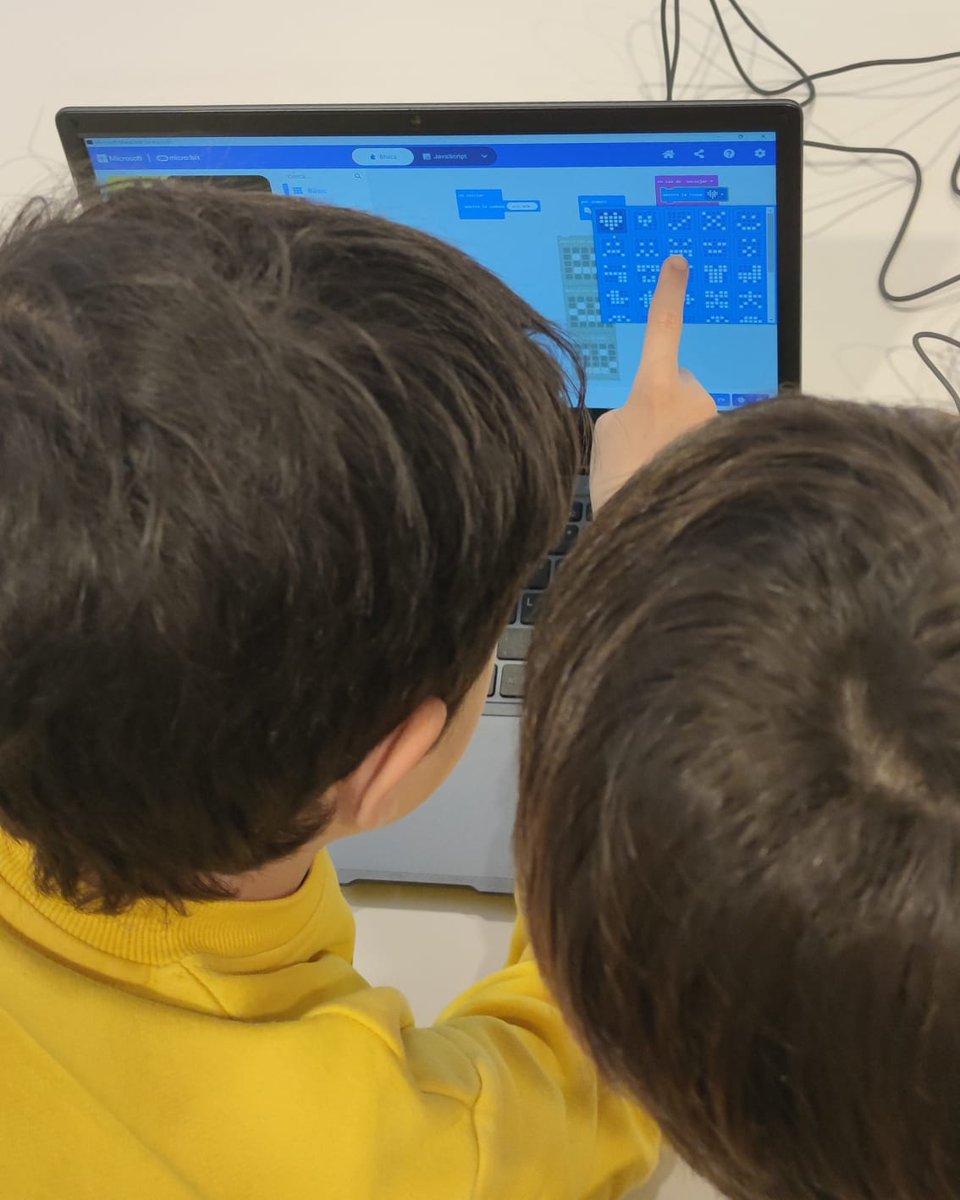 BibEsparreguera's tweet image. Ja hem fet el primer #BiblioLabXBM d'electrònica! 🙌 Al taller els infants han programat la placa microbit perquè mostrés diverses cares segons les ordres que donessin: enfadada, contenta, etc. Després han fet un "cos" perquè semblés un robot.
#Esparreguera #bibliotequesxbm