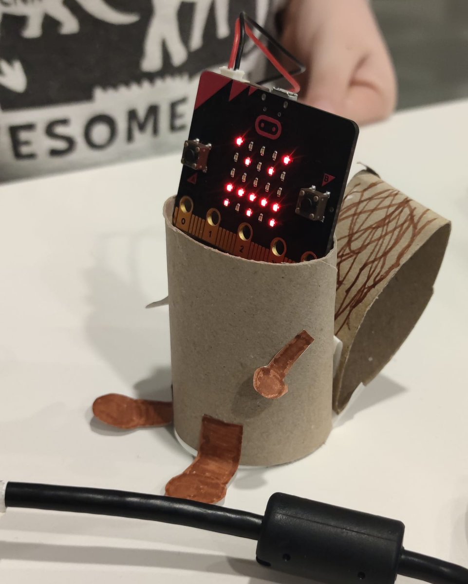 BibEsparreguera's tweet image. Ja hem fet el primer #BiblioLabXBM d'electrònica! 🙌 Al taller els infants han programat la placa microbit perquè mostrés diverses cares segons les ordres que donessin: enfadada, contenta, etc. Després han fet un "cos" perquè semblés un robot.
#Esparreguera #bibliotequesxbm