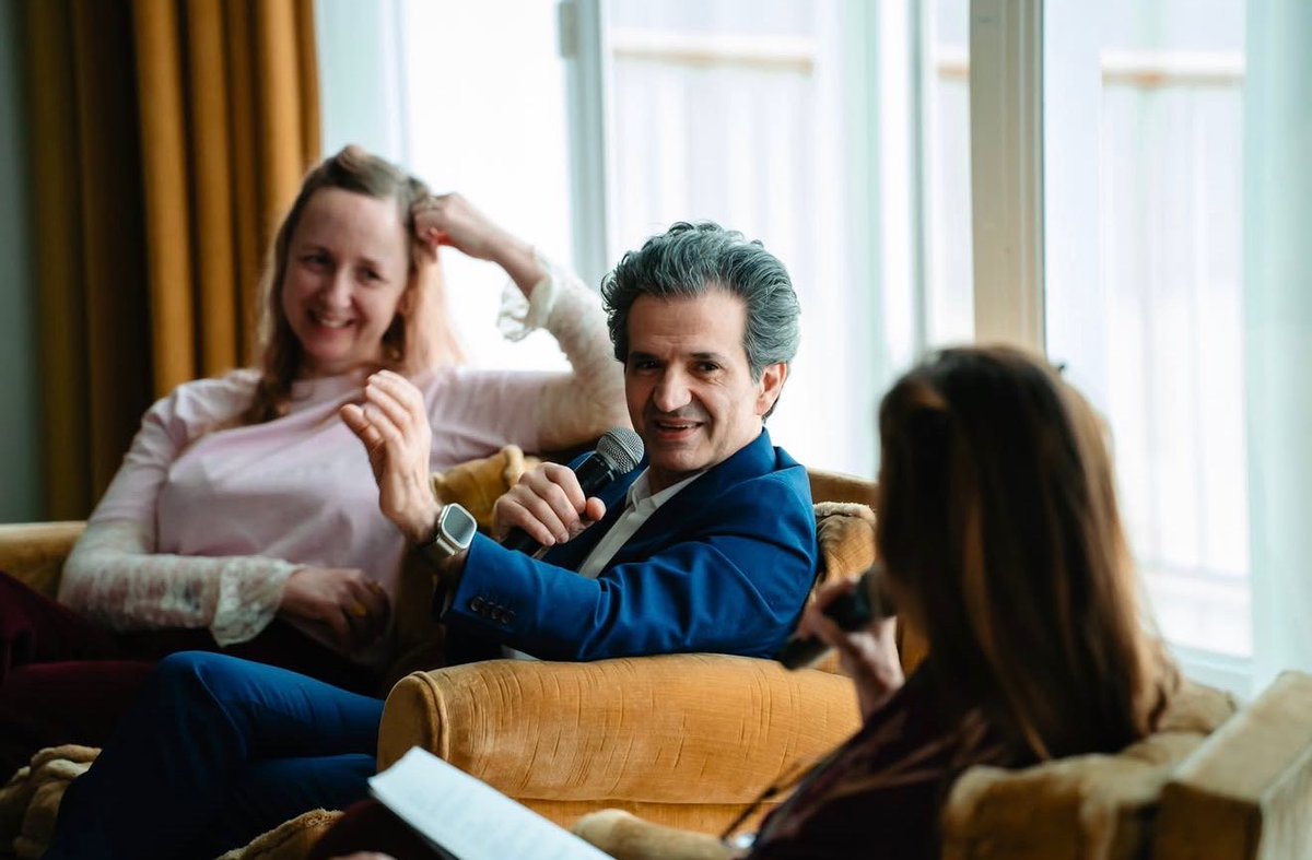 Conversations do not always end when the room falls silent.
Sometimes they begin there.

FAAR - Oostende.