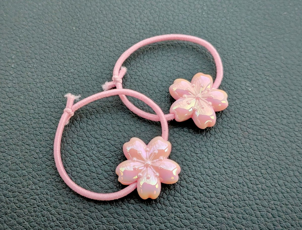 セリアの桜ビーズに細いゴム通すだけでぬいにちょうどいい桜ポシェットになるからオススメです🌸