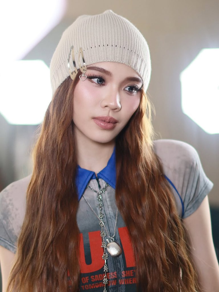 lindstcy's tweet photo. LOOK AT HER FACE. DAMN, SHE’S SO GORGEOUS. 

ig: juliuscmua https://t.co/6b0cqcpqD5