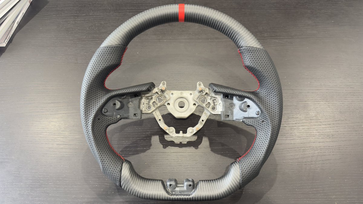 r35GTR_you's tweet image. #愛車の内装嫌いな奴いない
#GTR #R35 #カスタム #LANBO 　
アップグレードしたのは、ステアリング♪
大阪オートメッセで特価だったので衝動買いしましたが、純正に比べて持ち手が太くなって良い感じ✨純正カーボンと同様のカーボン柄にしたので、フィッティング抜群でした😍