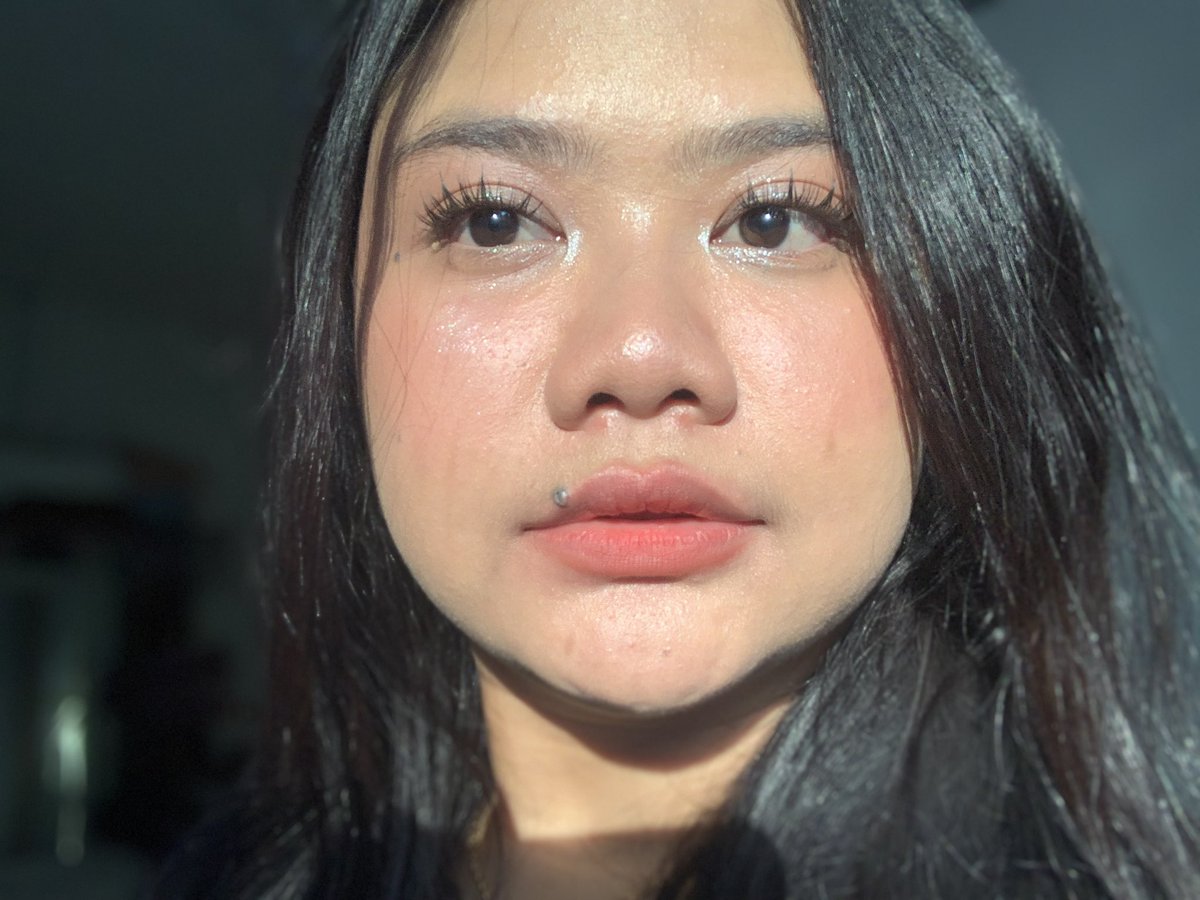 queerisy's tweet photo. “emang ada ya cushion yang makin lama dipakai makin flawless &amp; nempel???” 🫠🫠

ada! this is first apply:                             after 4 hours: https://t.co/NwUQ8GaKHk