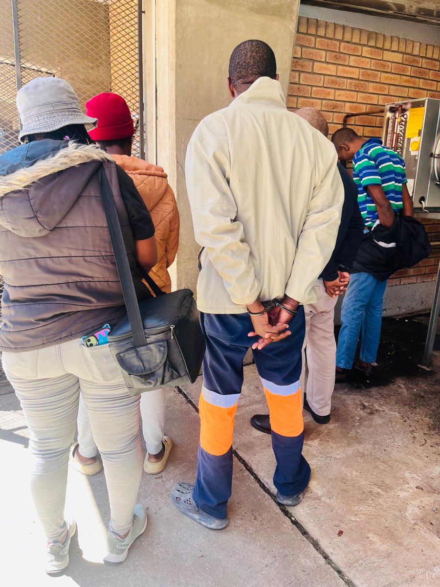 CapricornFMNews's tweet image. #CapricornFMNews Update on #InsuranceMurder | National police spokesperson Brigadier Athlenda Mathe says the police arrested 5 people today, that is Rachel Kutumela’s husband, her two brothers, a cousin, as well as a sangoma this morning.

One of the suspects handed themselves