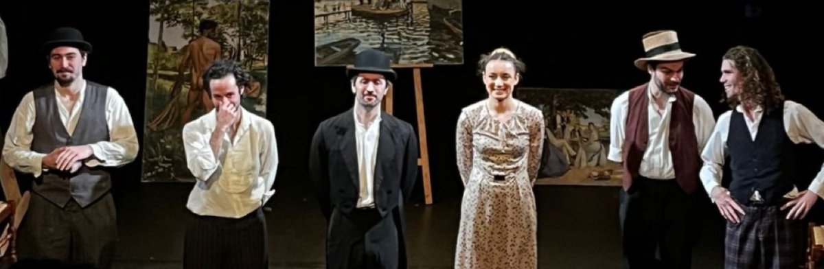 HistoireParis17's tweet photo. 🎭 Jusqu'au 29 mars au @StudioHebertot, l'excellente pièce "Monet Renoir Bazille" de Vincent Marc nous rappelle avec talent que, bien avant d'être exposés dans les plus grands musées du monde, ces trois immenses peintres n'étaient d'abord que trois amis, jeunes artistes désireux de donner un souffle nouveau à la peinture. Membres du fameux "Groupe des Batignolles", c'est en fréquentant dans ce même quartier Manet, Sisley, Degas mais aussi Zola ou Nadar qu'ils vont donner ensemble naissance à l'Impressionnisme...
Nous vous recommandons vivement cette pièce remarquablement écrite, servie par d'excellents comédiens et une mise en scène dynamique et rythmée, qui rappelle un bel épisode de l'histoire des Batignolles.
📍 Studio Hébertot, 78 bis boulevard des Batignolles,
 75017 Paris, M° Rome ou Villiers
🎟️ Réservations : https://t.co/k99Z30lldg (également sur BilletRéduc)