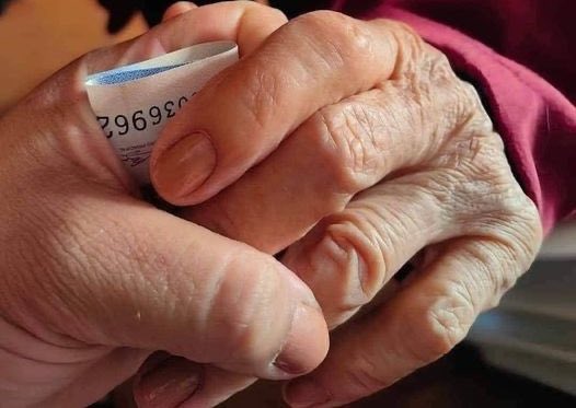 "Não diga a ninguém que eu te dei"

Esse é o segredo mais fofinho da 
nossa infância. 🤍