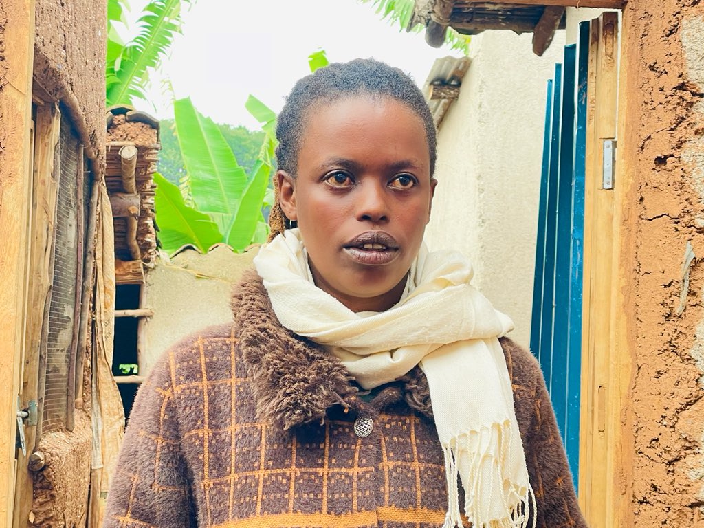 EcoAgriMedia's tweet photo. From 10 chickens to a thriving poultry business!
Meet Esther Mukamurigo from Gitwa Village, @RuhangoDistrict once a casual laborer struggling daily, now building a scalable farm thanks to the #PRISMproject.
Small start → massive impact.
1/6
Thread 👇