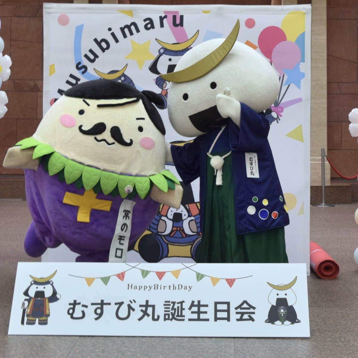 _mbmaru38's tweet photo. むすび丸課長に愛でられる常のモロくん🍙🥬

#常のモロ　#むすび丸 #仙台 https://t.co/1g3Yo9ykv3