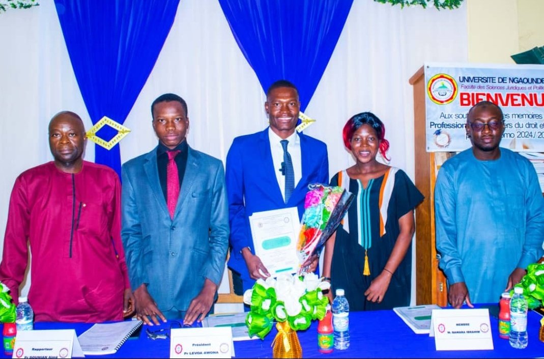 mbarawakofia's tweet photo. Évaluation de mémoires de Master Professionnel à la #FSJP de l'Université de Ngaoundéré

Ce 06 mars 2026, j’ai eu l’honneur de participer, en tant qu’Expert professionnel, à l’évaluation de trois mémoires de Master II Professionnel en Gouvernance Asilaire et Humanitaire à la Faculté des Sciences Juridiques et Politiques (FSJP) de l’Université de Ngaoundéré.
Cette session de soutenance s’est tenue aux côtés du Pr. Foko Athanase, Vice-Doyen de la FSJP, qui assurait la présidence de deux jurys, du Pr. Levoa, Chef du Département de Droit Public, qui a assuré la Présidence d'un Jury, ainsi que du Pr. Roje Tadjie, encadreur des candidats et rapporteur.
Les trois candidats, ayant tous effectué leurs recherches Tchad, ont brillamment soutenu des travaux portant sur des enjeux importants pour la gouvernance et l’action humanitaire, notamment :
• l’analyse des actions de la Cellule de Liaison et d’Information des Associations Féminines (CELIAF), un réseau de près de 2 000 organisations féminines au Tchad ;
• la prise en charge des femmes réfugiées au Tchad ;
• la gestion des crises humanitaires par Caritas Tchad.
J’ai particulièrement apprécié la qualité des analyses, la rigueur des approches méthodologiques ainsi que la logique et la pertinence des arguments développés lors de la défense des mémoires. Ces travaux démontrent combien la recherche appliquée peut contribuer à améliorer la compréhension et la gestion des crises humanitaires.
Cette expérience renforce également ma conviction de l’importance de connecter les savoirs académiques et l’expérience de terrain, notamment dans des domaines où se croisent gouvernance, action humanitaire, santé publique et recherche opérationnelle.
Je tiens à remercier sincèrement le Pr. Fansi Marcellin, Coordonnateur du cycle de formation professionnelle à la FSJP, pour la confiance renouvelée et pour m’avoir invité, pour la deuxième année consécutive, à apporter ma contribution à l’évaluation professionnelle des travaux des étudiants de cette formation.
Soutenir la formation de professionnels capables d’analyser et d’améliorer les réponses aux crises humanitaires est une responsabilité collective à laquelle je suis heureux de contribuer.

#GouvernanceHumanitaire #ActionHumanitaire #RechercheAppliquée #SantéPublique #FormationProfessionnelle