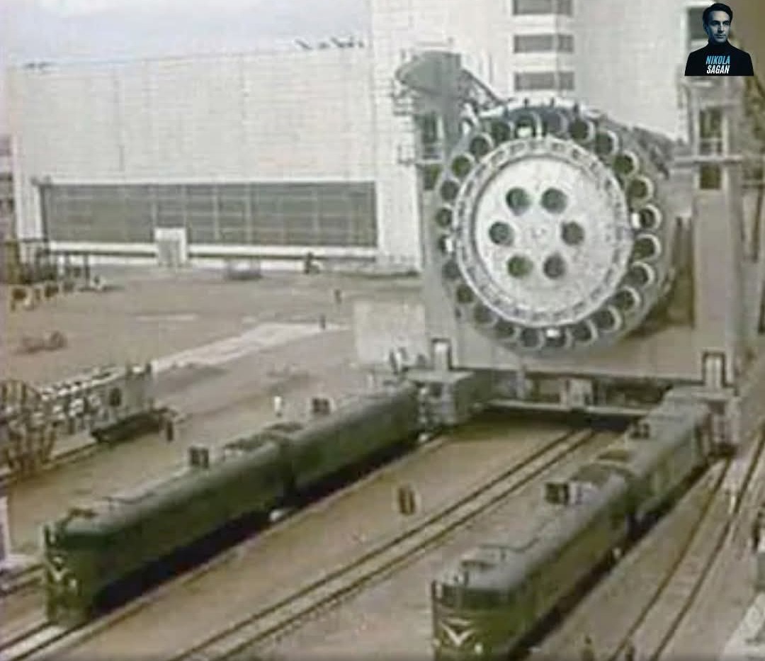 konstructivizm's tweet image. The Soviet N1: A Monumental Moonshot That Ended in FlamesIn the feverish heat of the Cold War space race, the Soviet Union poured its engineering genius into the N1 rocket—a colossal beast designed to hurl cosmonauts to the Moon and challenge America's Saturn V head-on. Towering