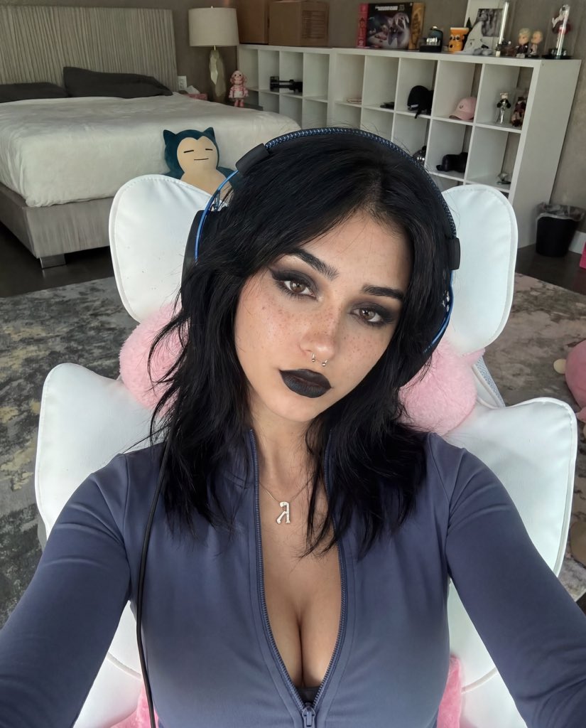 Vickythegoth tweet media