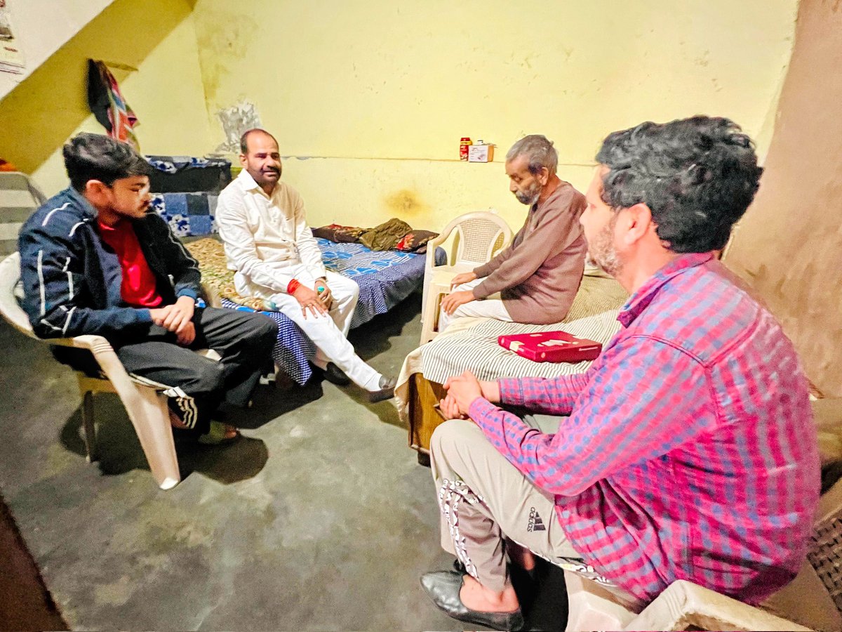 rameshbidhuri's tweet photo. हमारे गाँव तुगलकाबाद के लिए यह अत्यंत गर्व का विषय है कि आज यहाँ के युवा UPSC जैसी कठिन परीक्षा में सफलता प्राप्त कर देश सेवा की दिशा में आगे बढ़ रहे हैं। इसकी प्रेरणा वर्ष 2005 में श्री विजय कुमार बिधूड़ी जी ने प्रथम पायदान की श्रेणी में अंक प्राप्त कर दी थी, जिसने गाँव के युवाओं के भीतर नई ऊर्जा और विश्वास जगाया।

उसी प्रेरणा से आज अपनी मेहनत, लगन और संकल्प के बल पर गांव के साधारण परिवार से आने वाले बच्चे शिव बिधूड़ी पुत्र श्री अशोक बिधूड़ी ने बिना कोचिंग लिए UPSC सिविल सेवा परीक्षा उत्तीर्ण कर पूरे गांव का नाम रोशन किया है।

निरंतर हमारे गांव के युवा देश सेवा के लिए आगे बढ़ रहे हैं, जो हम सभी के लिए अत्यंत गर्व और प्रेरणा का क्षण है। शिव बिधूड़ी को हार्दिक बधाई एवं उज्ज्वल भविष्य के लिए शुभकामनाएं।
#UPSC #RameshBidhuri