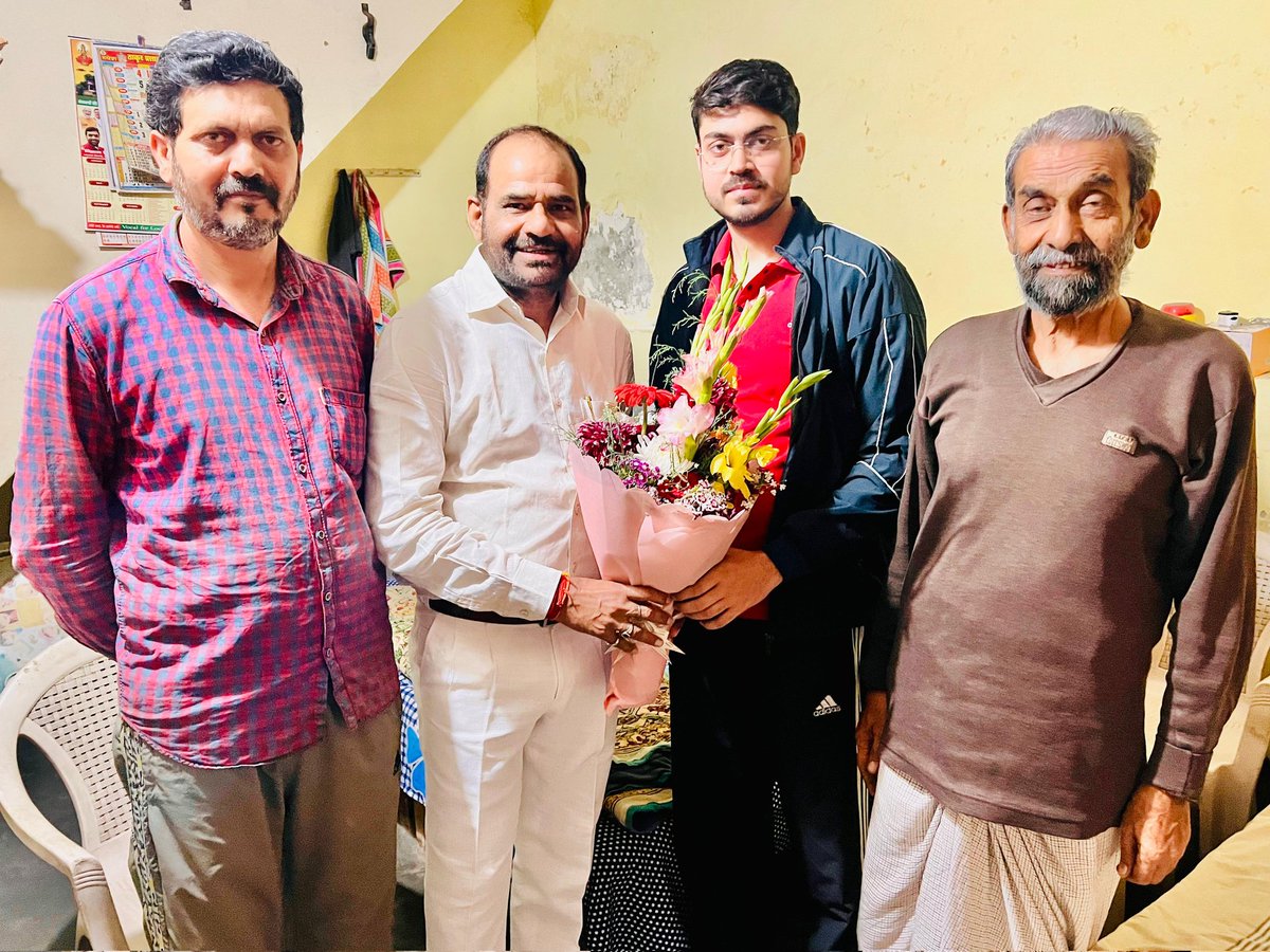 rameshbidhuri's tweet photo. हमारे गाँव तुगलकाबाद के लिए यह अत्यंत गर्व का विषय है कि आज यहाँ के युवा UPSC जैसी कठिन परीक्षा में सफलता प्राप्त कर देश सेवा की दिशा में आगे बढ़ रहे हैं। इसकी प्रेरणा वर्ष 2005 में श्री विजय कुमार बिधूड़ी जी ने प्रथम पायदान की श्रेणी में अंक प्राप्त कर दी थी, जिसने गाँव के युवाओं के भीतर नई ऊर्जा और विश्वास जगाया।

उसी प्रेरणा से आज अपनी मेहनत, लगन और संकल्प के बल पर गांव के साधारण परिवार से आने वाले बच्चे शिव बिधूड़ी पुत्र श्री अशोक बिधूड़ी ने बिना कोचिंग लिए UPSC सिविल सेवा परीक्षा उत्तीर्ण कर पूरे गांव का नाम रोशन किया है।

निरंतर हमारे गांव के युवा देश सेवा के लिए आगे बढ़ रहे हैं, जो हम सभी के लिए अत्यंत गर्व और प्रेरणा का क्षण है। शिव बिधूड़ी को हार्दिक बधाई एवं उज्ज्वल भविष्य के लिए शुभकामनाएं।
#UPSC #RameshBidhuri