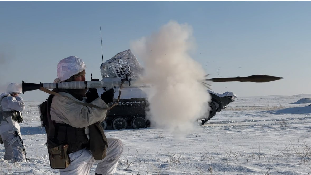 TheGreyPatriot_'s tweet photo. 🇰🇿 Today's training of troops from mechanized brigade named after Kasym Kaisynov in Ust-Kamenogorsk .
#Kazakh #Kazakhstan #Military #Army #Training #Tactical #Winter #Today #BMP2 #AK74 #PKM #RPG7 #Snow https://t.co/s8kacw4FFj