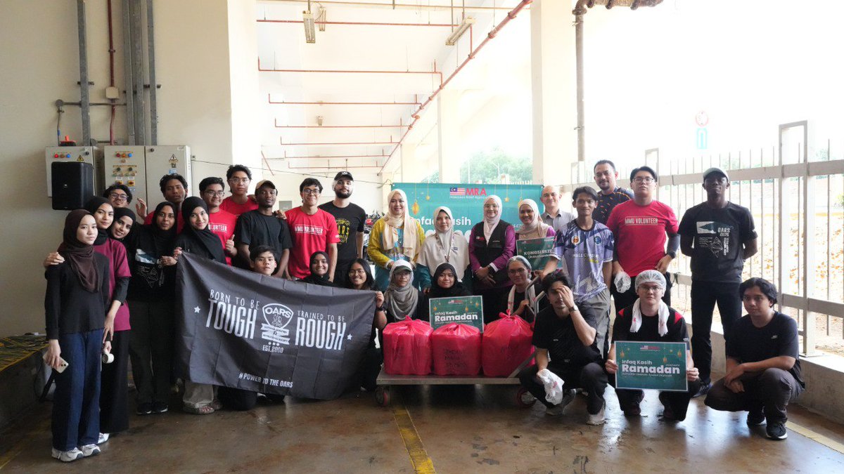 iknhmi's tweet photo. Siap 6 periuk bubur lambuk. IKN memang padu! 

Program Jom Kacau Bubur Lambuk 2026 himpunkan warga IKN, Ahli Lembaga Pelawat, Malaysian Relief Agency & pelajar MMU dalam semangat gotong-royong.

Pengarah IKN bersama pengurusan turut turun padang kacau & edar. Bukan sekadar juadah, tapi kebersamaan, keprihatinan dan rasa kekeluargaan.

Ramadan lebih bermakna bila kita buat sama-sama. Terima kasih semua yang mantap! 💪