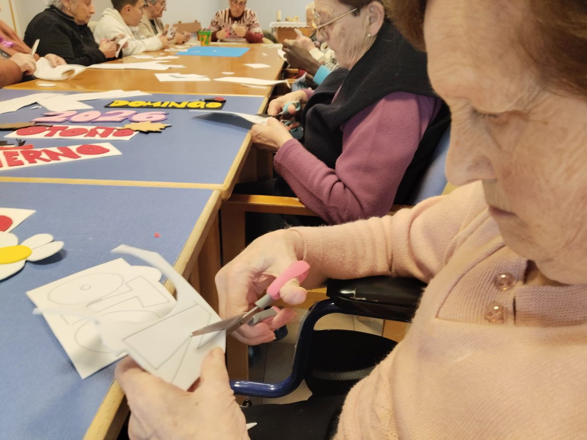 ResVirgenBustar's tweet photo. Nuestros lunes en la Virgen del Bustar son especiales! ❤️ Continuamos con los talleres intergeneracionales creando calendarios perpetuos. 

Ver a jóvenes y mayores trabajando codo con codo es pura magia. ¡Ellos mismos marcarán el paso del tiempo! 📅✨ https://t.co/jV6HD6vsFi