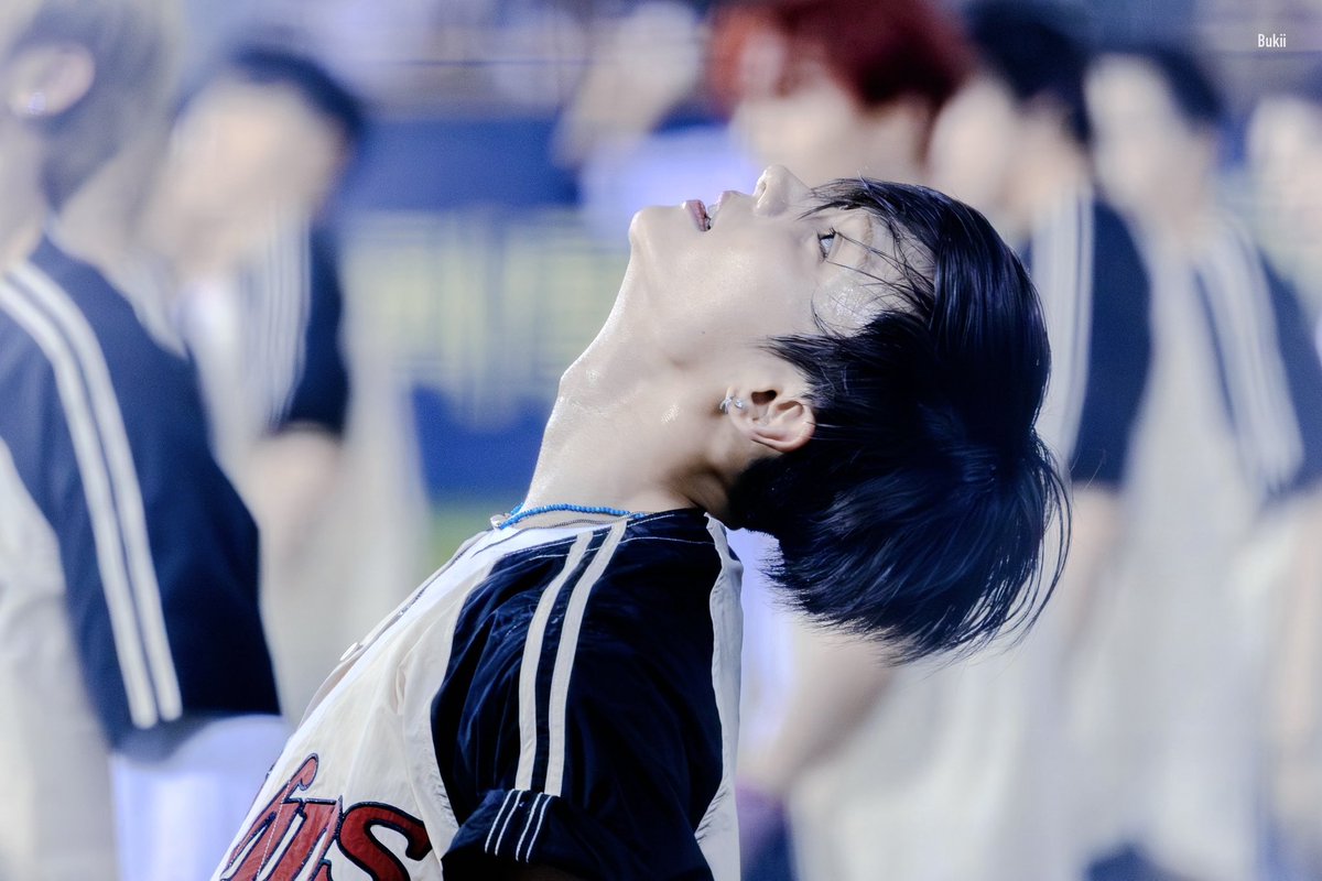 무대 마치고 하늘 치켜보면서 숨 몰아쉬던 여름의 네가 얼마나 빛났는지…