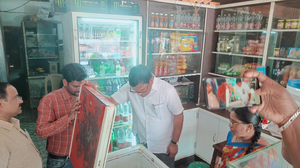 MC_Jammikkunta's tweet photo. Today we inspected the hotels  along with staff, The hotels gave instructions and we were told to maintain hygiene and not use expired products.
@SwachhBharatGov @SwachhBharat @MoHUA_India 
@tksreedevi @cdmatelangana @TelanganaCMO @RoopaMishra77
@Collector_KNR
@aclb_knr https://t.co/ejcvfDIHjs