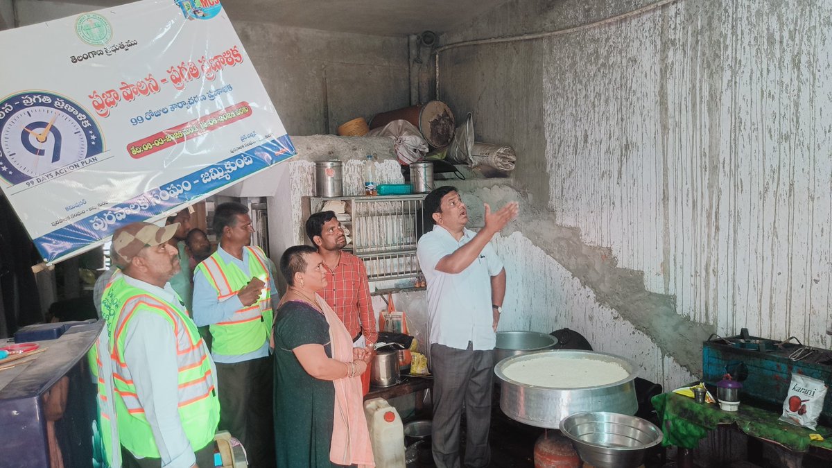 MC_Jammikkunta's tweet photo. Today we inspected the hotels  along with staff, The hotels gave instructions and we were told to maintain hygiene and not use expired products.
@SwachhBharatGov @SwachhBharat @MoHUA_India 
@tksreedevi @cdmatelangana @TelanganaCMO @RoopaMishra77
@Collector_KNR
@aclb_knr https://t.co/ejcvfDIHjs
