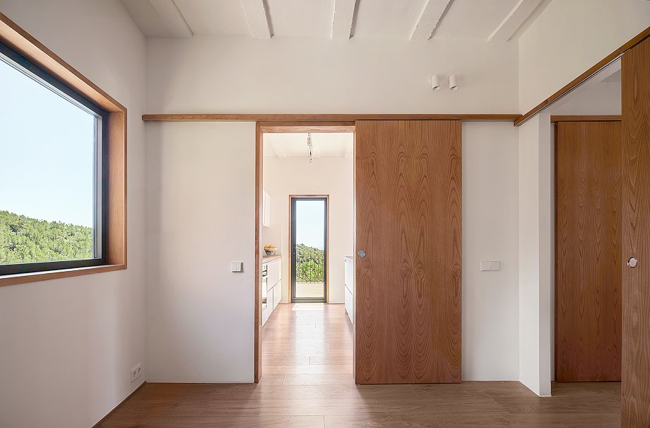 Interior_es's tweet image. In this #house by Roman Izquierdo Bouldstridge, the #switches from the LS 990 series by #JUNG blend seamlessly with the overall aesthetic, thanks to their clean lines and discreet presence.
-&amp;gt; Photographs: José Hevia
-&amp;gt; interioresminimalistas.com/2026/03/09/viv…
-&amp;gt; #architecture #interiors #Sitges