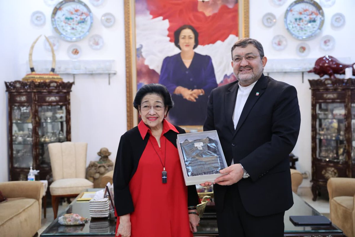 GunRomli's tweet photo. Dikunjungi Dubes Iran, Ibu Megawati Soekarnoputri Ucapkan Selamat Atas Terpilihnya Sayyid Mojtaba Khamenei sebagai Pemimpin Tertinggi Iran yang Baru. Ibu Megawati juga menitipkan surat. (Selasa 10 Maret 2026) https://t.co/dowZhO4UFZ