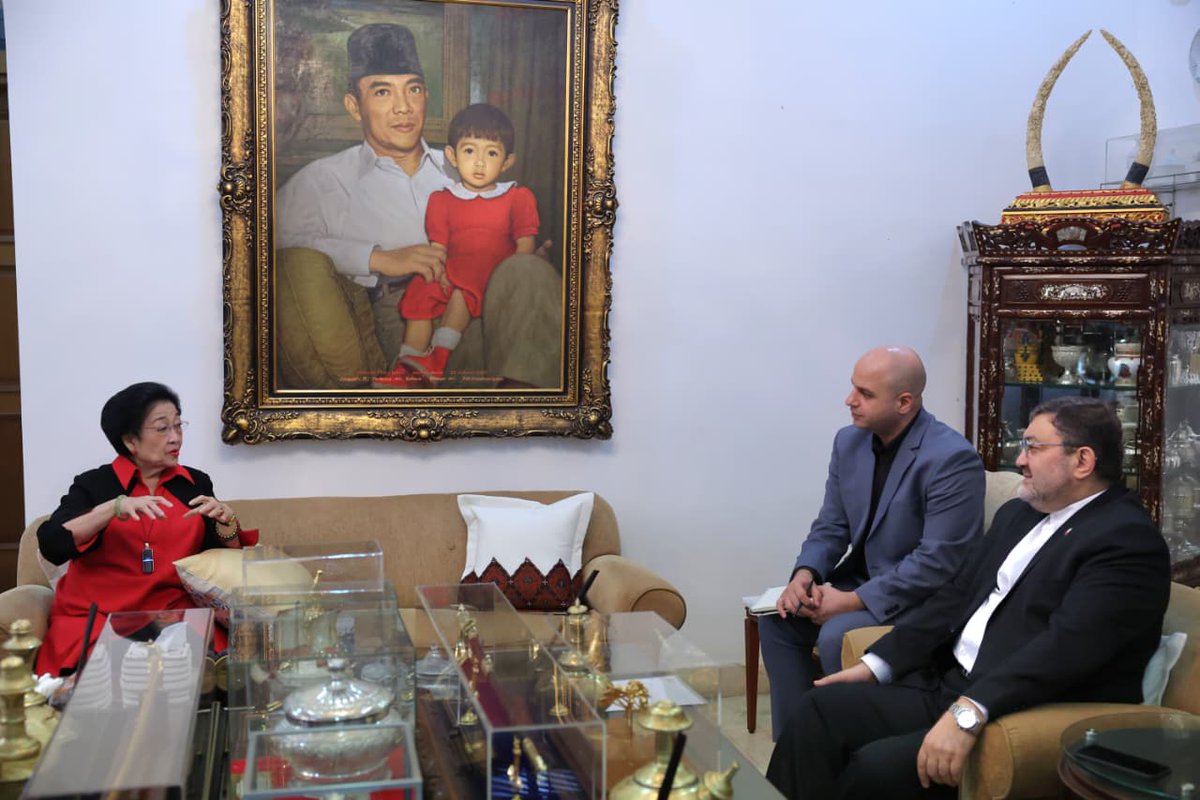 GunRomli's tweet photo. Dikunjungi Dubes Iran, Ibu Megawati Soekarnoputri Ucapkan Selamat Atas Terpilihnya Sayyid Mojtaba Khamenei sebagai Pemimpin Tertinggi Iran yang Baru. Ibu Megawati juga menitipkan surat. (Selasa 10 Maret 2026) https://t.co/dowZhO4UFZ