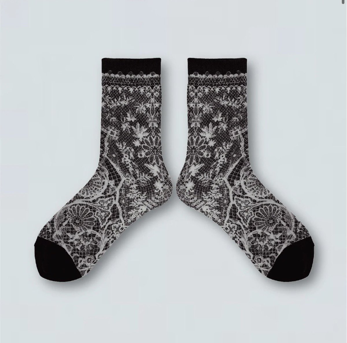 Life_Knit_Kit's tweet photo. めちゃくちゃ可愛いってコメント、本当に嬉しいです！

弊社MalpriXは著作権が切れた古いアートを特殊な360°プリントで靴下にしています。  
繊細なレース柄や花模様まで、つなぎ目なく表現できます。

こういう「可愛い」「素敵」って言葉が、私たちの背中を押してくれます。

ありがとうございます。 https://t.co/BiYblGJK9z