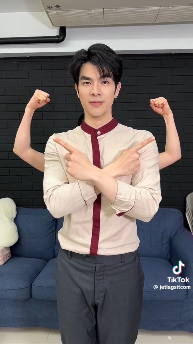 MilePhakphumJFC's tweet photo. 🌹Tiktok Update jetlagsitcom ·˖✶
『Oops
Better stop by and dance a
bit @MilePhakphum @ PUNPUN SUTATTA』
They are in sync😂💚💚💚
#MilePhakphum
#JetlagSS1
#GreenyRose https://t.co/x3U16vEGYA