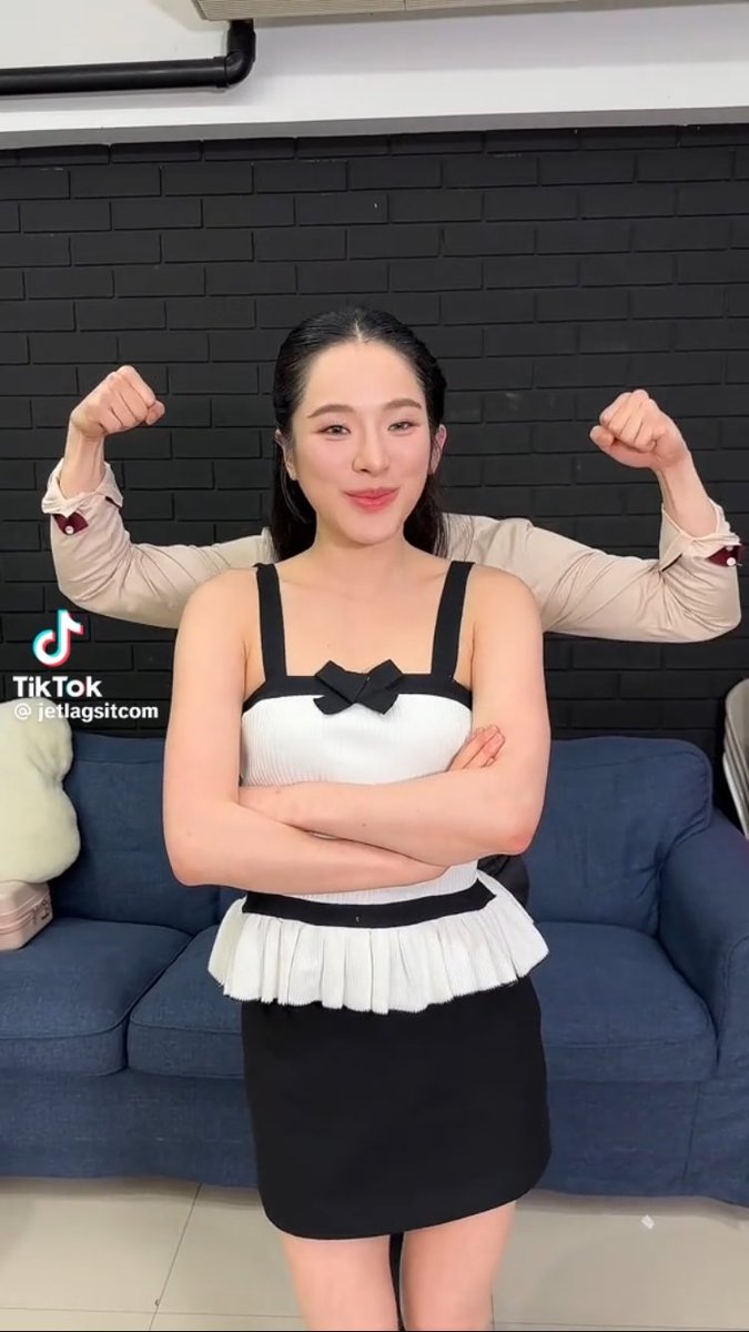 MilePhakphumJFC's tweet photo. 🌹Tiktok Update jetlagsitcom ·˖✶
『Oops
Better stop by and dance a
bit @MilePhakphum @ PUNPUN SUTATTA』
They are in sync😂💚💚💚
#MilePhakphum
#JetlagSS1
#GreenyRose https://t.co/x3U16vEGYA