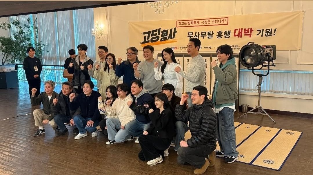 •kdm• Film Highschool Detective 

Hari ini pembacaan naskah. Cast nya ada 
Kim Hyeyoon x Kang Hanna x Shin Ryujin