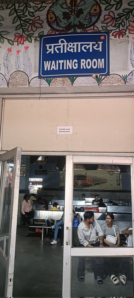 learning49048's tweet image. Nice “heat therapy” experience at the Sleeping Waiting Room of @Delhi Junction Railway Station 🌡️
There is not even a single fan installed here. Truly great passenger comfort! 😅

@RailwaySeva @IRCTCofficial @RailMinIndia @drm_delhi
#DelhiJunction #IndianRailways #PassengerIssue