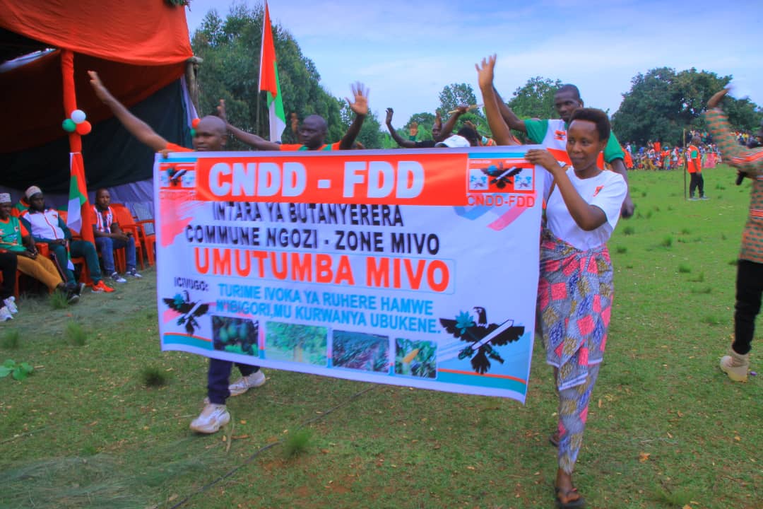 CnddFddButanyer's tweet photo. #Nitunga_Onesphore, umunyamabanga wa @CnddFdd, amenyesha ko muri zone #Mivo hatewe ivoka 253 000, harimwo ibitara binini binini ku mitumba #Gitwenzi (42 111), #Mirango na #Cigumije( 17 000), Ikawa ku mitumba ya Cigumije (6 000), #Mwungere (7 000).
@R_Ndikuriyo https://t.co/nC2Coojlct