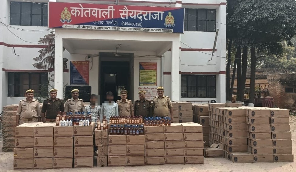 chandaulipolice's tweet photo. #SP_Cdi @langeh_ips के निर्देशन में थाना सैयदराजा पुलिस व स्वाट/सर्विलांस टीम की संयुक्त कार्यवाही में 01 ट्रक वाहन से परिवहन कर बिहार ले जाए जा रहे 849 पेटी अवैध अंग्रेजी श��ाब (7473.36 लीटर) बरामद कर 02 अभियुक्तों को किया गया गिरफ्तार।
https://t.co/uHRFRZeq1r https://t.co/yIM8Z7yfQo