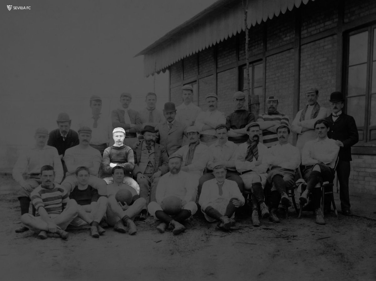 📸 El escocés Hugo MacColl, primer capitán del <a href="/SevillaFC/">Sevilla Fútbol Club</a> en 1890, conservó durante toda su vida la histórica fotografía más antigua del fútbol español, hallazgo recientemente realizado por <a href="/AHistoriaSFC/">Museo & Historia Sevilla FC</a>.

#WeAreSevilla #NuncaTeRindas