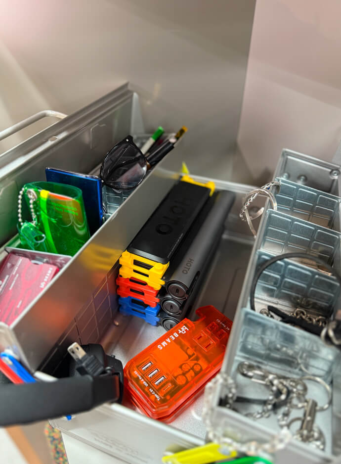 物置に隠すのはもったいない🤗💯
〈TOYO STEEL × bPr BEAMS〉見せたくなる工具箱⚒️

優れた耐久性と機能性を兼ね備えた名作『ST-350』。
サイドパーツのカラーリングとオリジナルの刻印が別注の特徴👏小型ながら収納力抜群！
＼ご予約承り中！こちらから✔／
🔗 bit.ly/40Yhhyl

<a href="/bPr_BEAMS_/">bPr BEAMS</a>