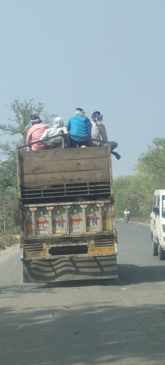 deepakm49801590's tweet photo. आए दिन हो रहे हादसों के बीच भी शासन प्रशासन की बातों को लगातार टालते हुए सवारियों की जान जोखिम में डालकर सफर करते हुए 
वाहन संख्या UP 79 AT 1316 
@Uppolice 
@auraiyapolice 
@myogioffice 
@myogiadityanath 
@dgpup https://t.co/kGg5OXRc1Y