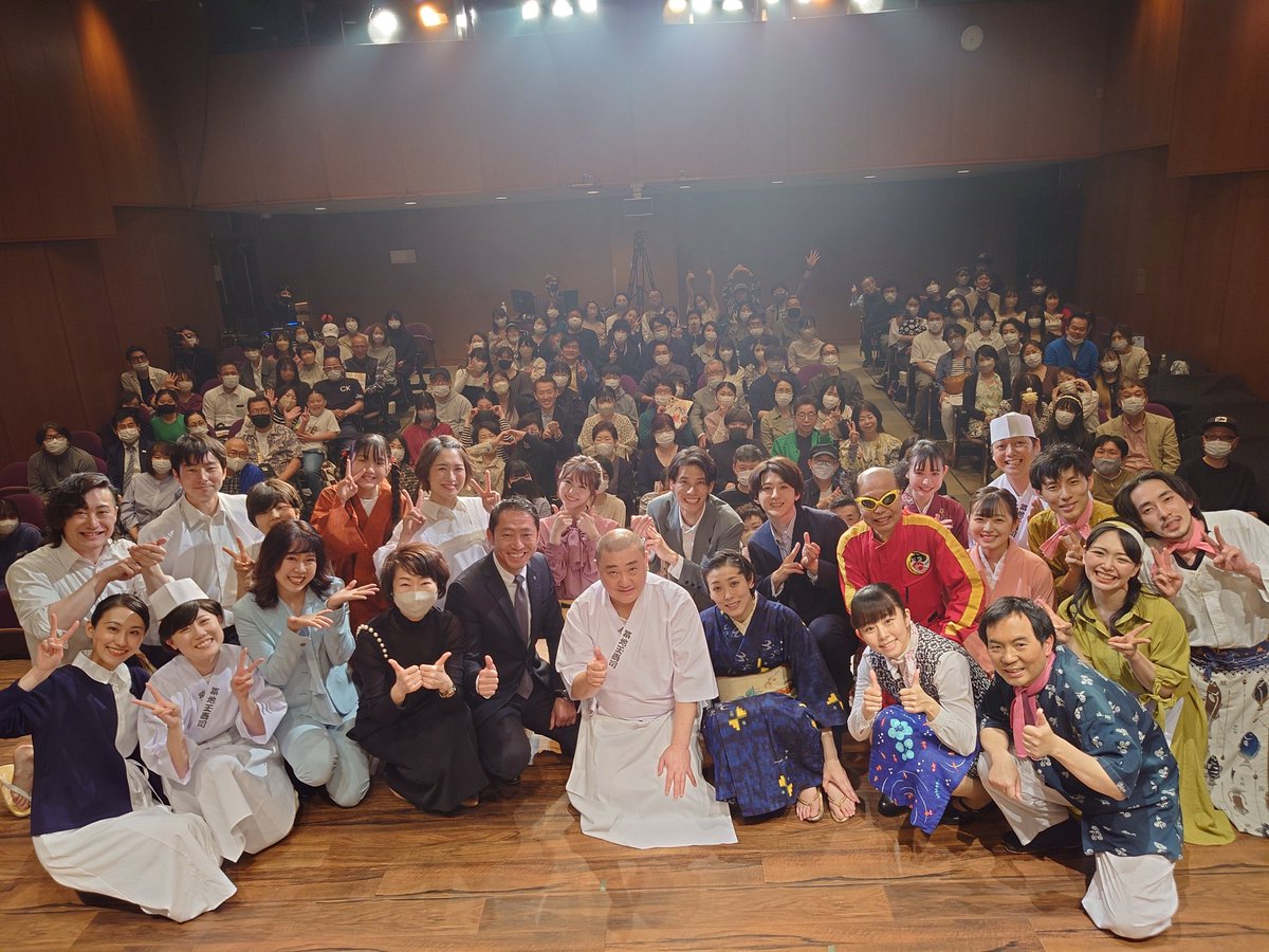 ohtoriemi's tweet photo. 本日は #東京大空襲 のあった日
被害に遭われた方の御冥福をお祈り申し上げます
主演を務めさせて頂いた舞台【こと〜築地寿司物語〜】の主人公“こと”さんも81年前にこの大空襲に遭い、焼け野原からお店を建て直しました
#築地玉寿司 さんの2代目、日本初の女寿司店主 #中野里こと さんがモデルです

玉寿司の4代目中野里陽平社長は困難にぶつかる毎に私たちはあの焼け野原から立ち上がったんだ、それに比べればこんな苦難は何するものぞと社員や自らを鼓舞されて来たそう

これは私たち日本人みんなにも言える事、この日は鎮魂の日でもあり、もしうつむく事があれば顔を上にあげて前に進む日でもあります