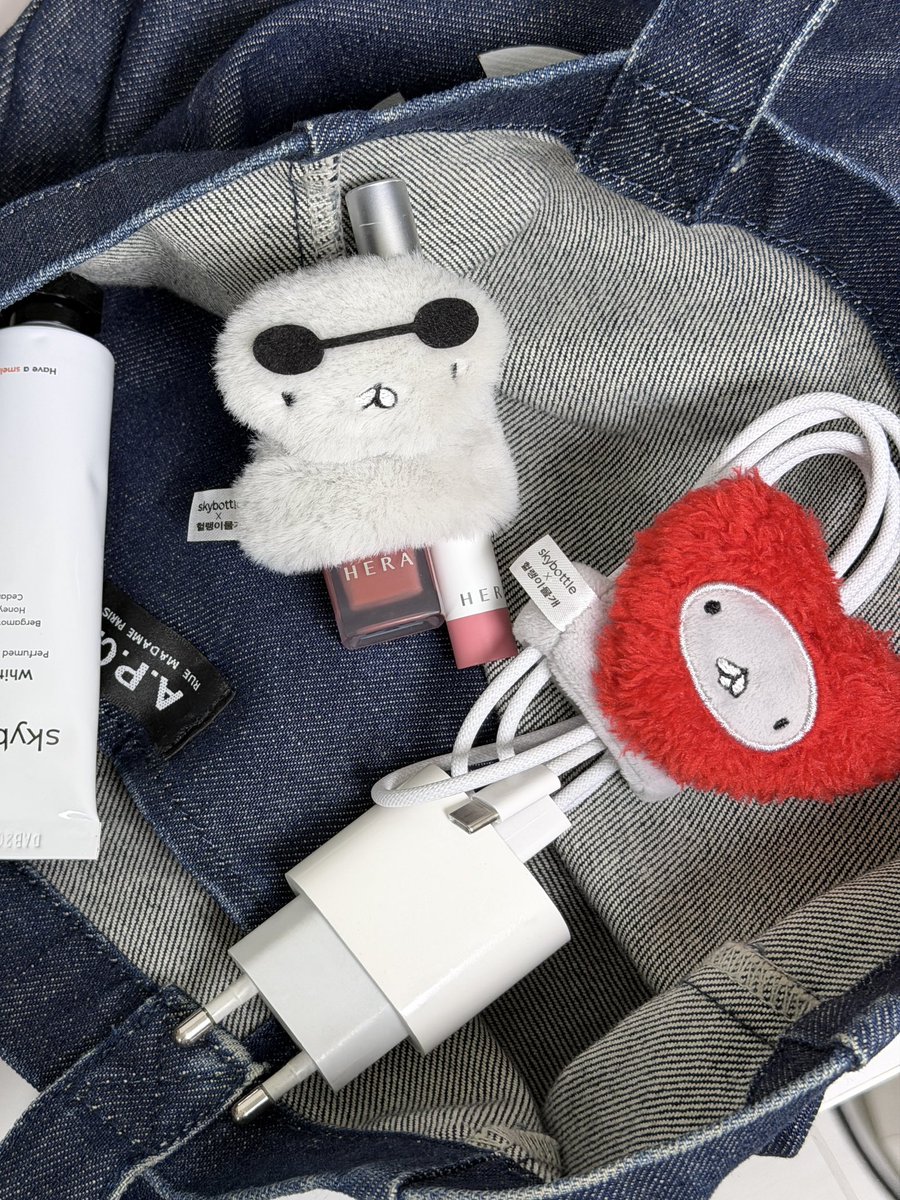 #제품제공

스카이보틀 X 헐랭이물개 🦭

가방에 굴러다니는 틴트나 이어폰
있으신 분들 여기 주목 ..
이번 콜라보 너무너무 귀여우니까 !!!

허그홀더 기획세트는 3월 한 달 동안 
올리브영에서 만나볼 수 있습니다 ♡