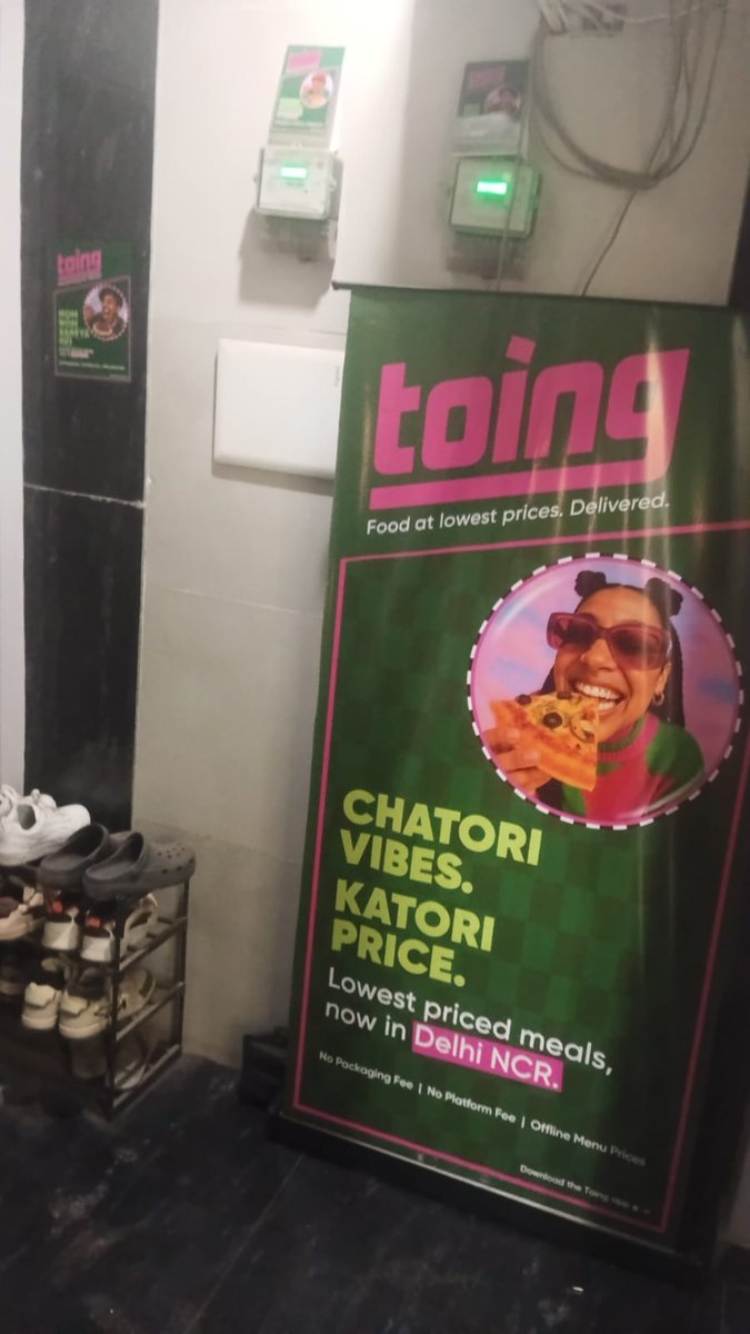 uncoolrazdan's tweet image. Was sad to see #Snacc shut down. Funny how #Toing marketing showed up right outside my room today. @Swiggy