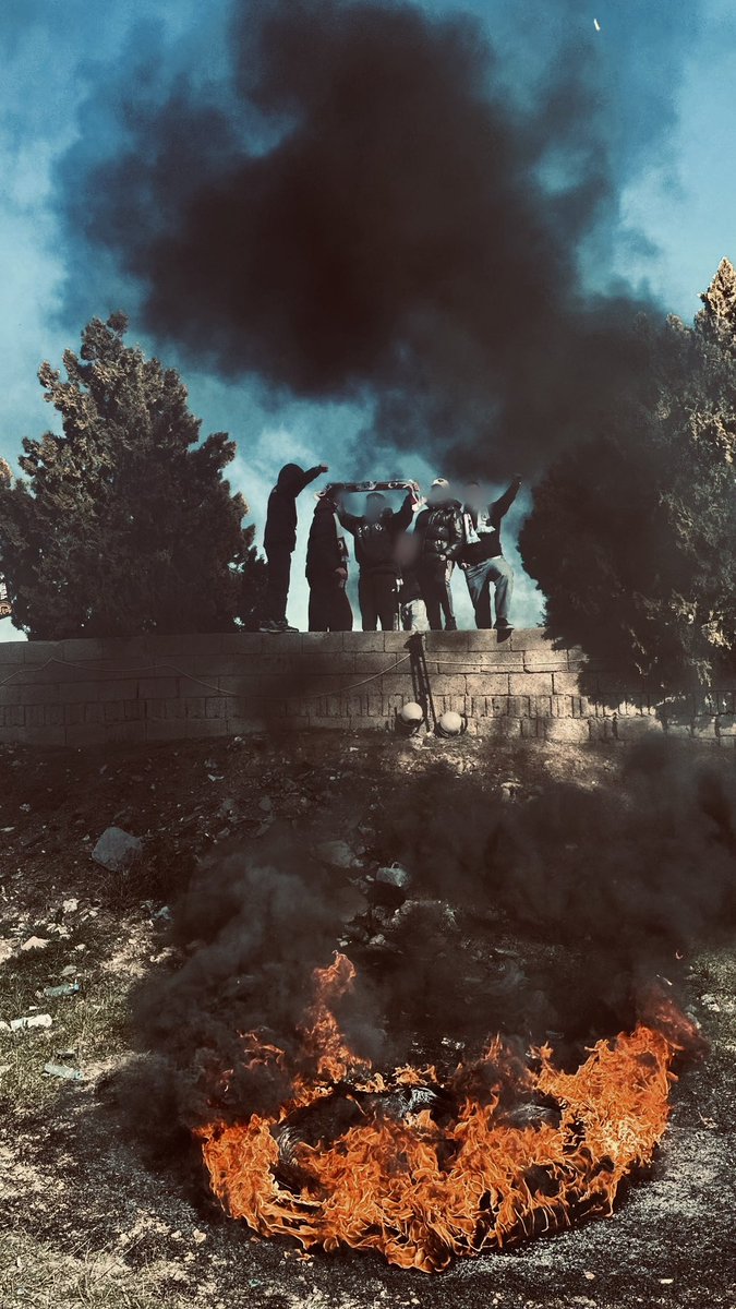 Yanar, tüter, dağılır,
Ve ince bir duman eskir,
bir kalın duman adına....