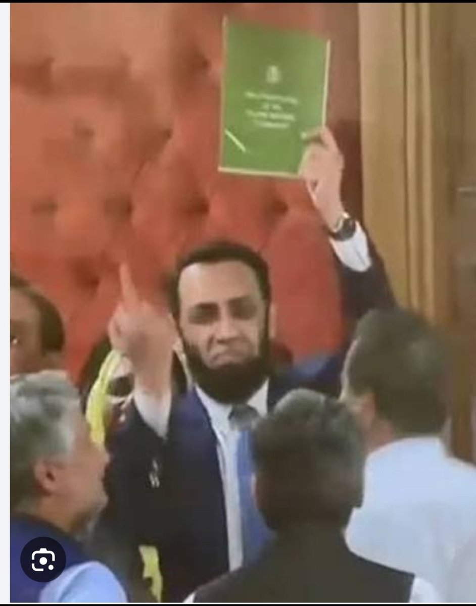 یہ والا آئین ؟میں یہ واہیات تصویر کبھی بھی شئیر نہ کرتی
مگر جس کو ساتھ بٹھا کر یہ بھاشن دے رہے  ہیں 
اس شخص نے آائین کی تشریح بتا دی تھی اور ہر موقع پر عوام کو بھی سمجھایا آپ لوگوں نے ۔۔