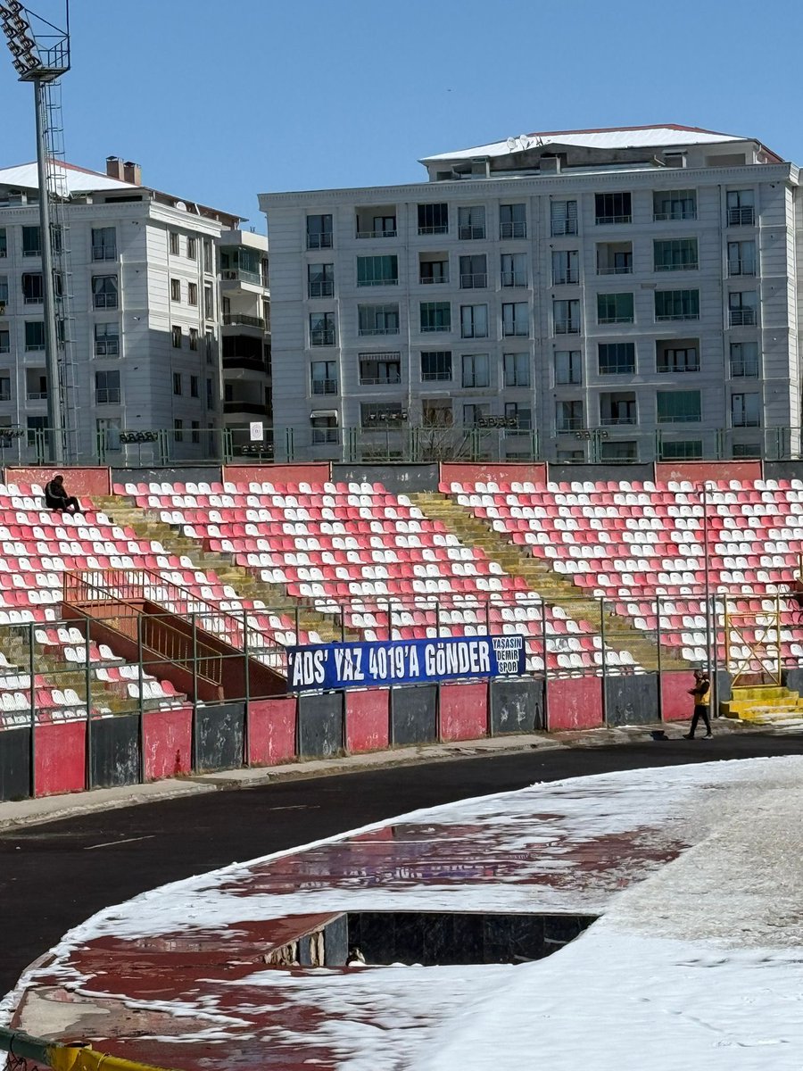 Deplasmanda bizleri en iyi şekilde ağırlayan #YasasinDemirspor kampanyamızın pankartlarını stada asan Vanspor taraftarına ve  <a href="/golkentliler/">GÖLKENTLİLER</a> ‘e camiamız adına teşekkür ederiz.

#YasasinDemirspor | #ŞimşeklerGrubu