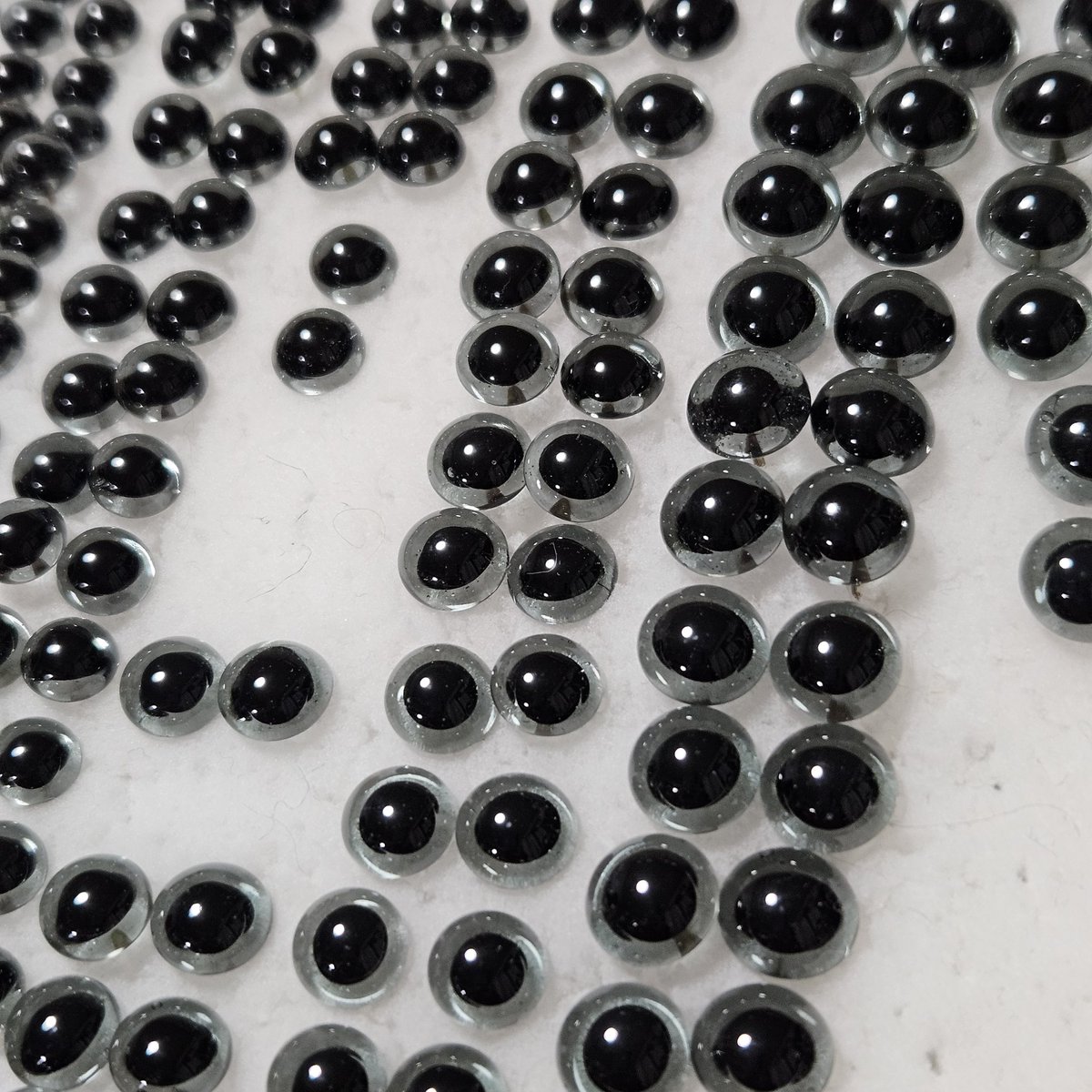 あるようでなかったグレーのグラスアイ。4～9mm まで作りました。0.5mm 刻みはありません。