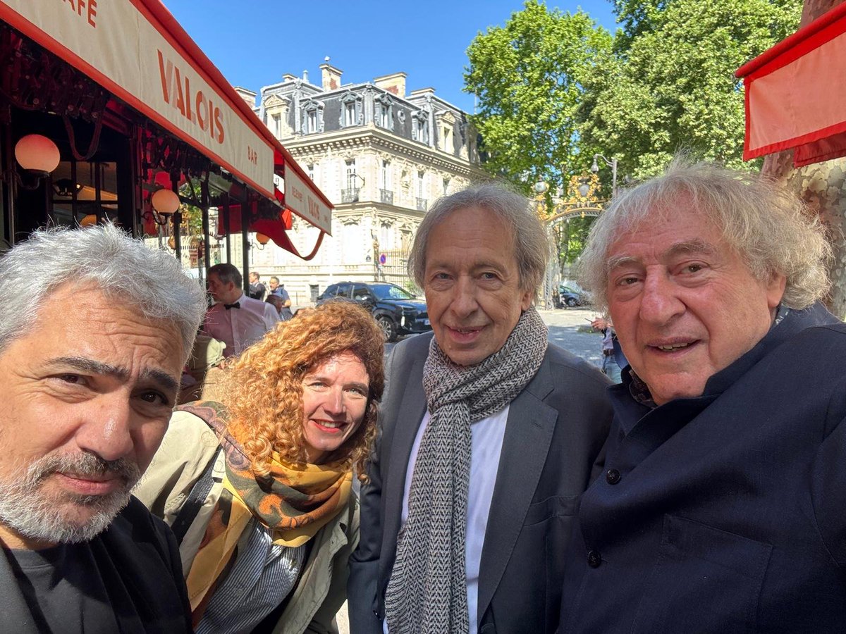 Il s'est tellement perdu qu'il se fait prendre en photo avec ta femme Daniel.