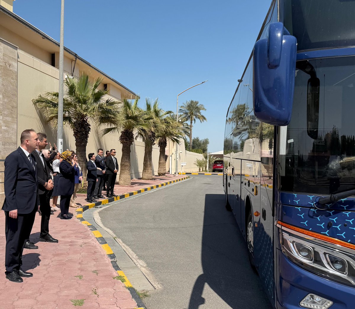 TC_KuveytBE's tweet photo. Büyükelçimiz Tuba Nur Sönmez, Büyükelçiliğimizce düzenlenen ikinci seferle Kuveyt’ten Riyad Uluslararası Havalimanı’na intikal edecek vatandaşlarımızı uğurlamıştır.  

@TC_Disisleri
@tubanursonmez https://t.co/OCkWekdL3m