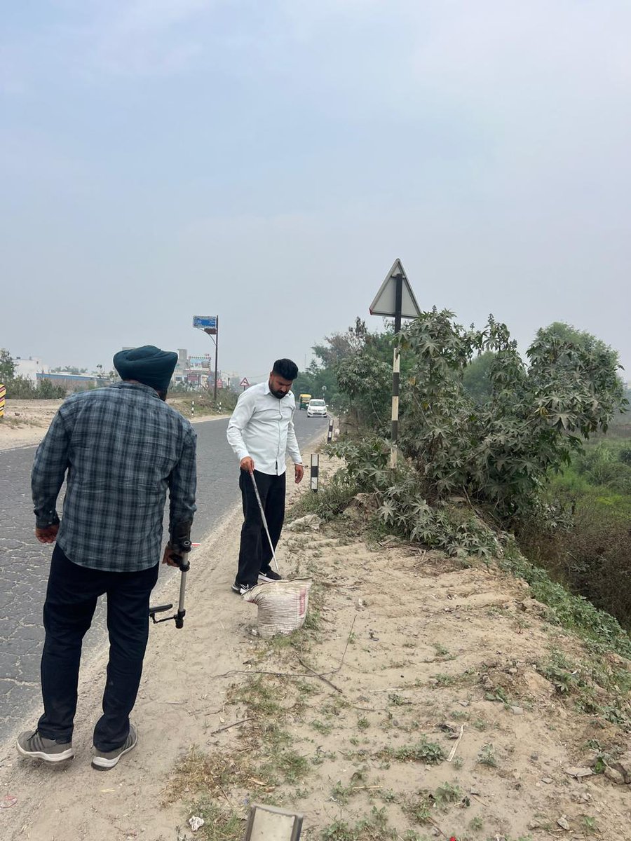 Jal_R_Police's tweet photo. Committed to protecting every citizen. Regular Anti-Sabotage inspections to prevent threats and ensure peace.

#PunjabPolice #PeaceAndSafety #AntiSabotage #CommunitySafety #SecureEnvironment #PunjabSecurity #OnDuty24x7 https://t.co/HeCa4SbZKG