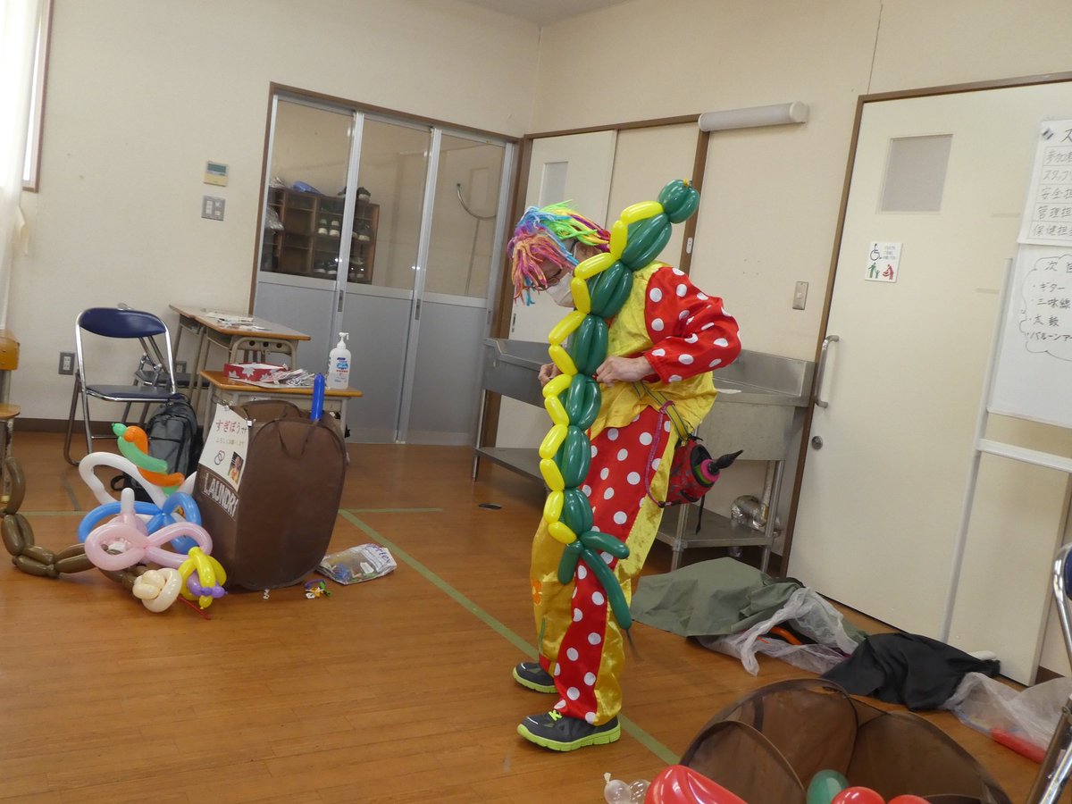 sugibou7's tweet photo. 昨日9日(月)は、霞ヶ関南小学校放課後子供教室「かすみフリークラブ」に行き、バルーンショーをし、その後みんなで作品を作って、遊びました〜‼️
みんなに喜んで貰えたので、良かった〜〜〜😄

#霞ヶ関南小学校　#放課後子供教室　#バルーンアート　#バルーンショー    #すぎぼう　#川越 https://t.co/dy7Go5PkEP