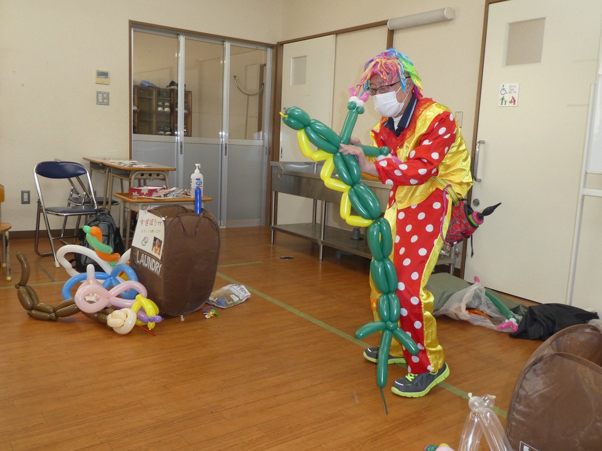 sugibou7's tweet photo. 昨日9日(月)は、霞ヶ関南小学校放課後子供教室「かすみフリークラブ」に行き、バルーンショーをし、その後みんなで作品を作って、遊びました〜‼️
みんなに喜んで貰えたので、良かった〜〜〜😄

#霞ヶ関南小学校　#放課後子供教室　#バルーンアート　#バルーンショー    #すぎぼう　#川越 https://t.co/dy7Go5PkEP